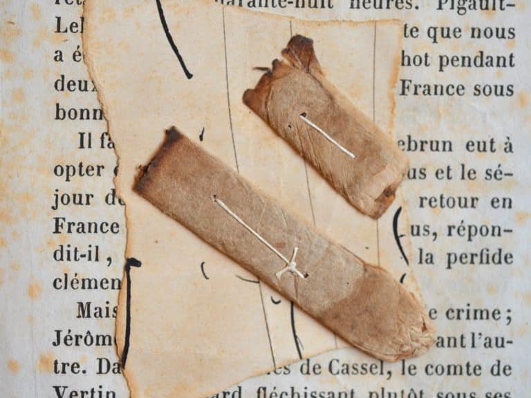Deux mégots de cigarette fumées par Napoléon III après la capitulation de Sedan.