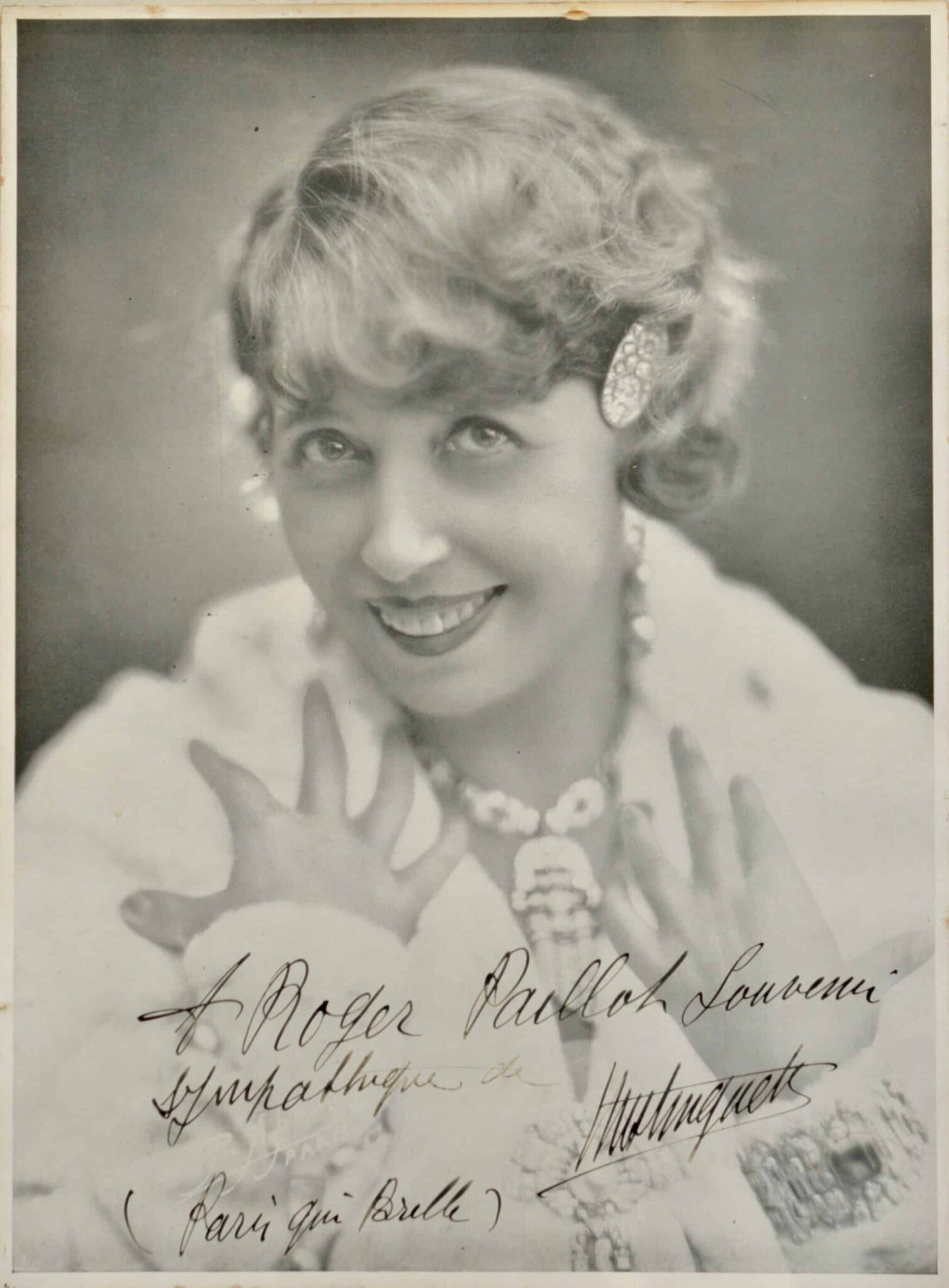 Grande photo dédicacée de Mistinguett.