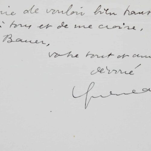 Raymond Queneau absorbé par le prochain film de Buñuel.