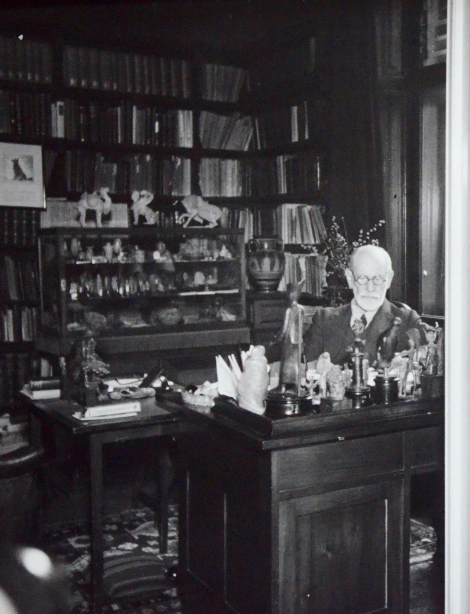 Beau et grand portrait de Freud à son bureau