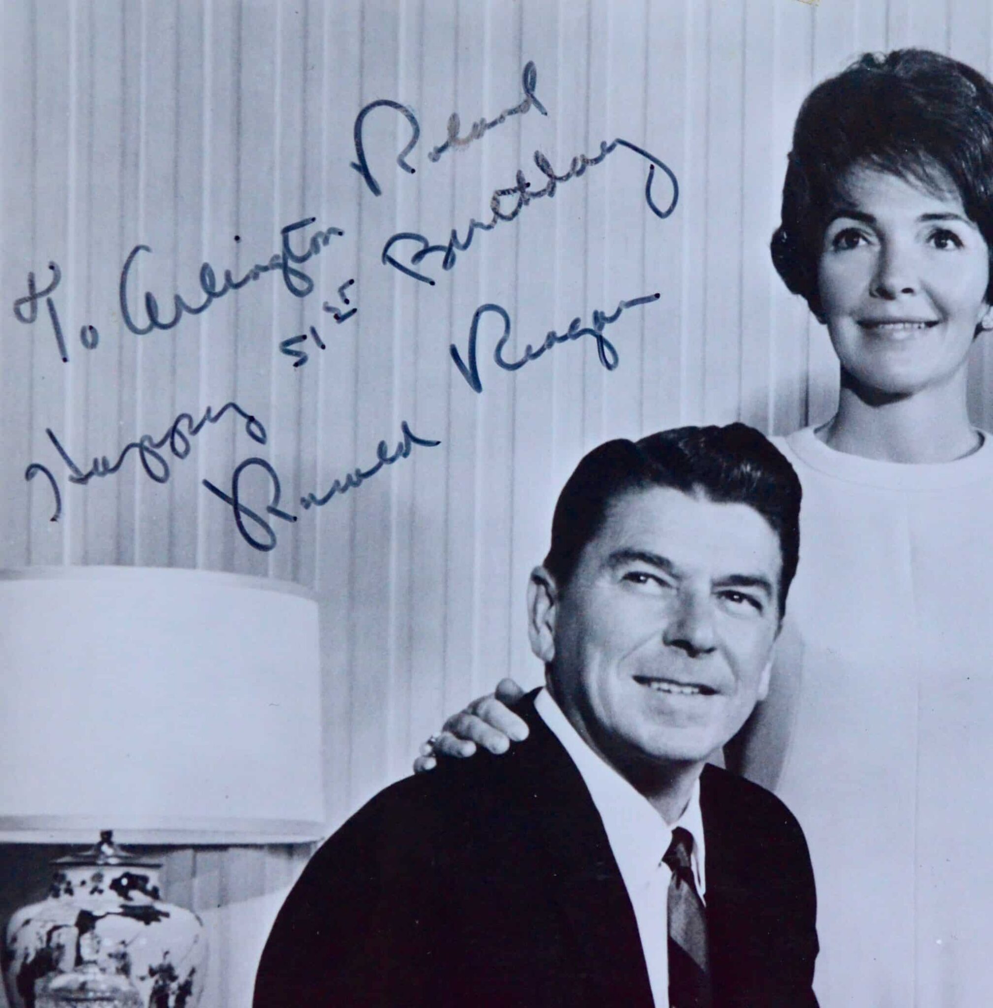 Beau portrait dédicacé de Ronald Reagan avec son épouse