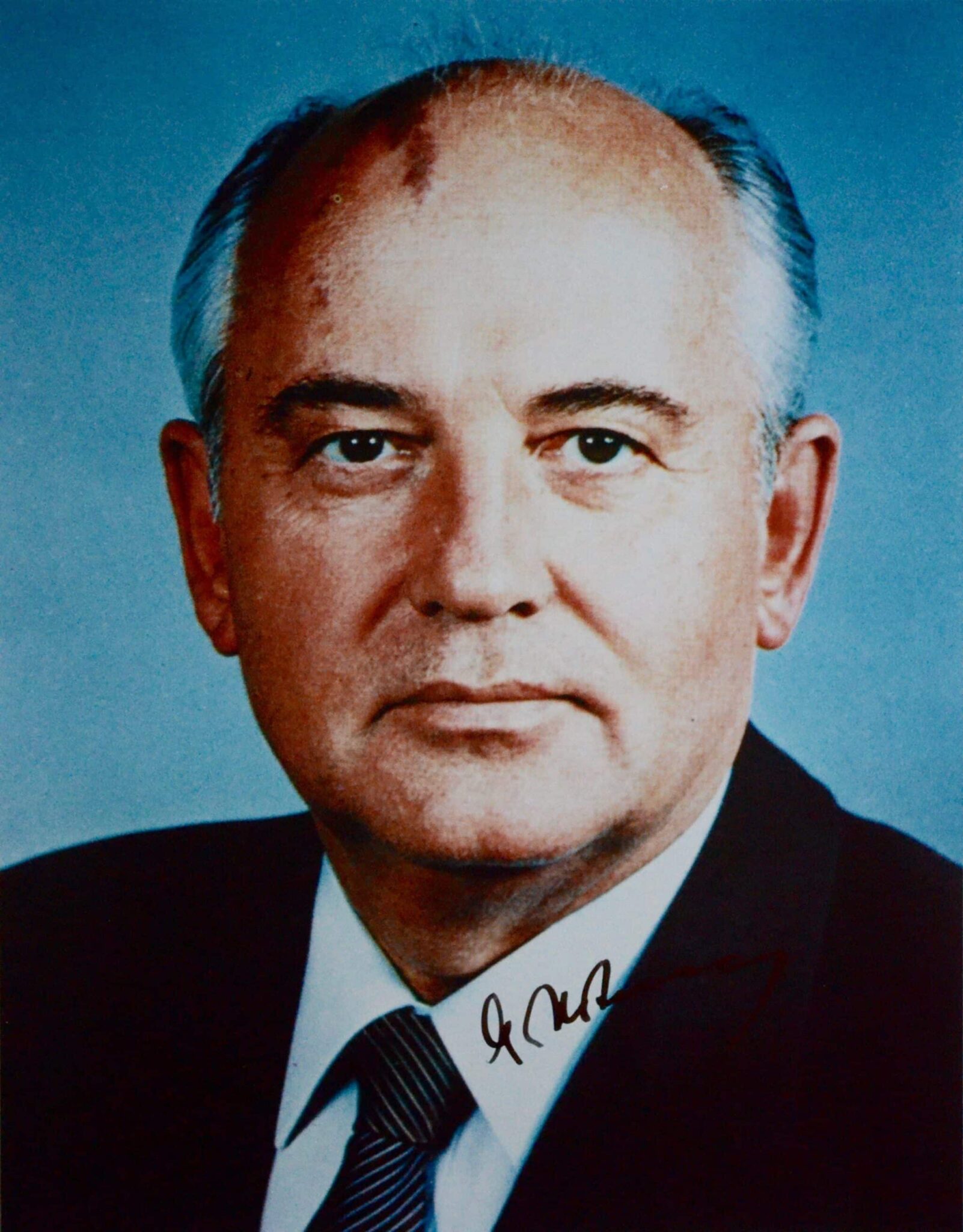 Portrait photographique signé de Mikhaïl Gorbatchev, ancien président de l’U.R.S.S.