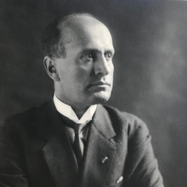 Très beau portrait dédicacé de Mussolini, par Eva Barrett