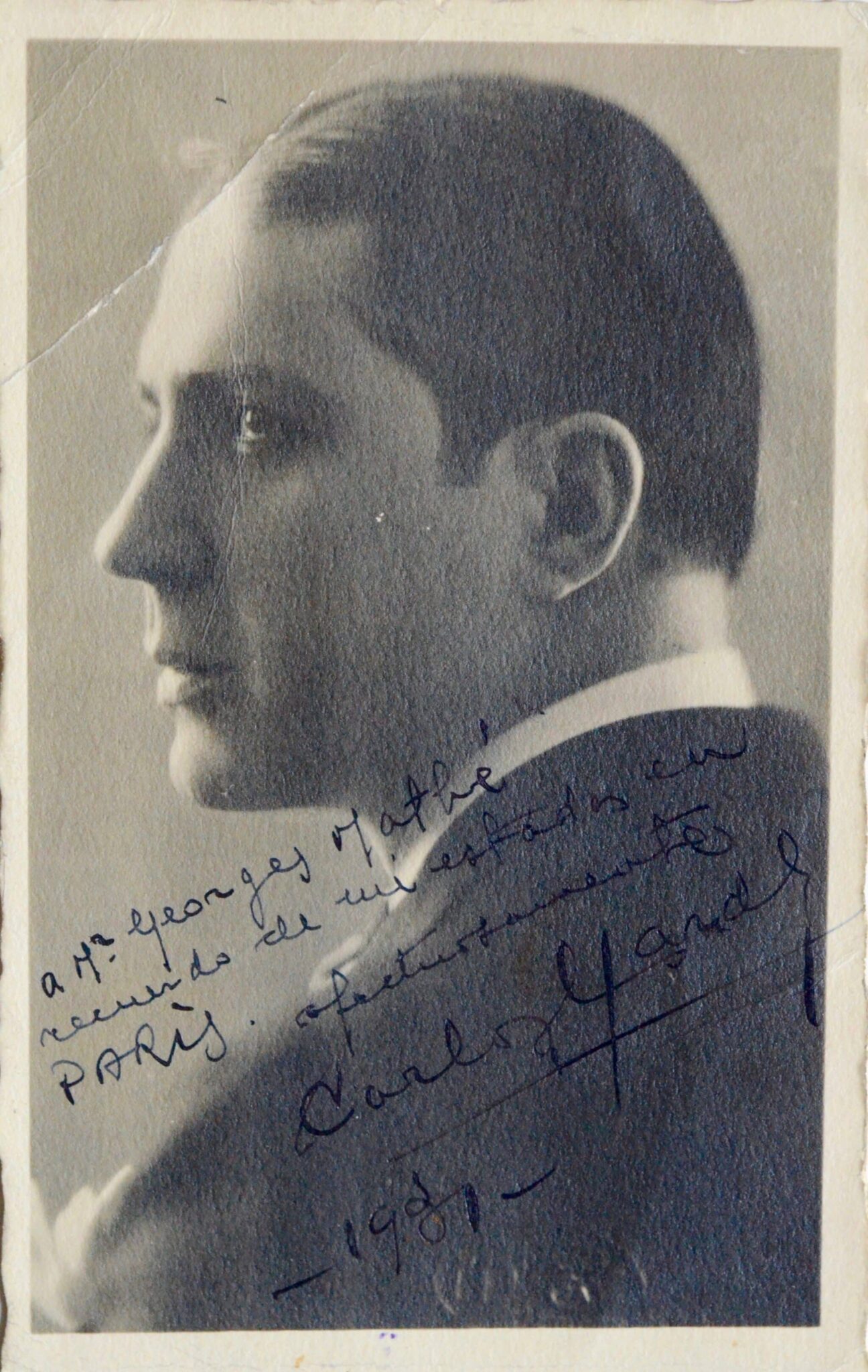 Beau portrait photographique dédicacé de la figure de tango : Carlos Gardel – vue 2 Beau portrait photographique dédicacé de la figure de tango : Carlos Gardel – vue 2