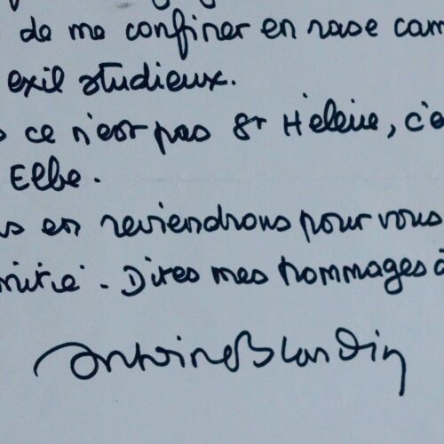 Blondin, costretto a vivere in campagna, commenta ironicamente: "Questa non è Sant'Elena, è l'Elba"
