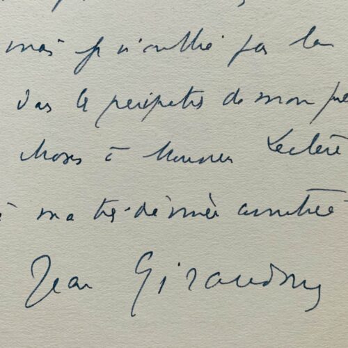 Jean Giraudoux, arrivé à New York, est assailli de traducteurs et metteurs en scène