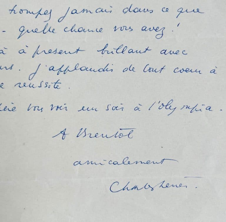Charles Trenet applaudit la performence de Paul Meurisse dans la pièce de Jean Renoir