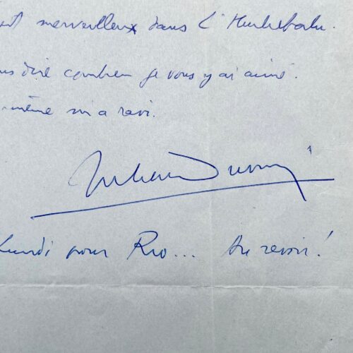 Les chaudes félicitations de Julien Duvivier à Paul Meurisse pour son rôle dans l'Hurluberlu d'Anouilh