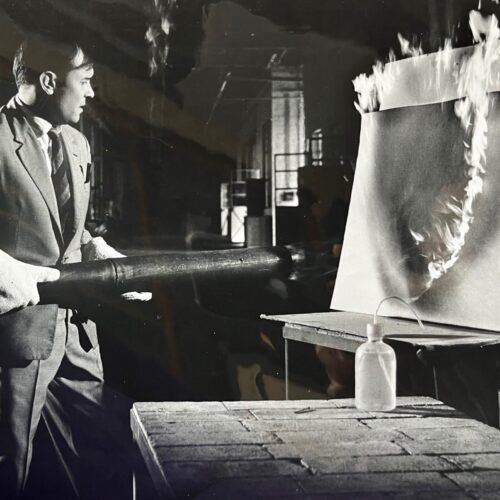 Belle photographie d'Yves Klein réalisant une peinture de feu