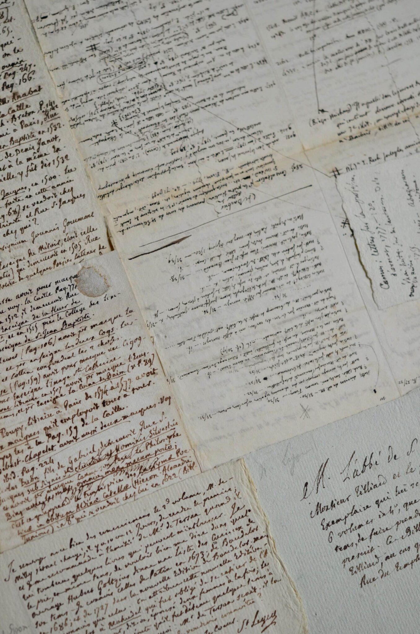 Ensemble de lettres et notes du bibliographe Barthélemy Mercier, abbé de Saint-Léger Ensemble de lettres et notes du bibliographe Barthélemy Mercier, abbé de Saint-Léger