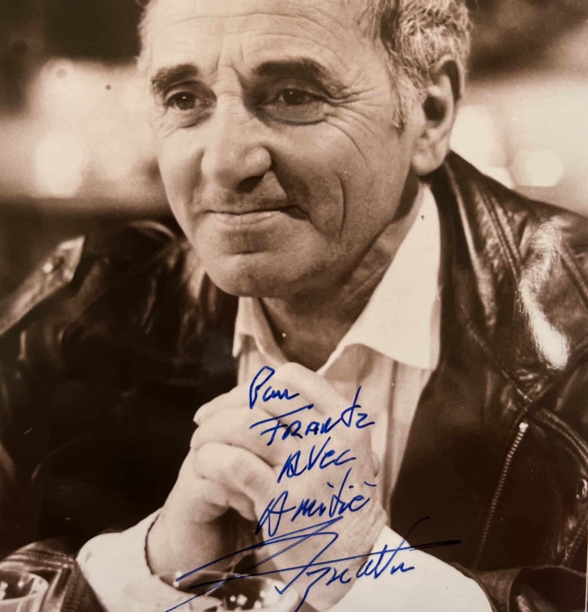 Joli portrait photographique dédicacé de Charles Aznavour