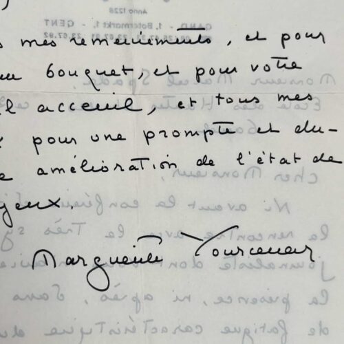 Marguerite Yourcenar accueillie par des roses "comme les braises ardentes d'un brasero"