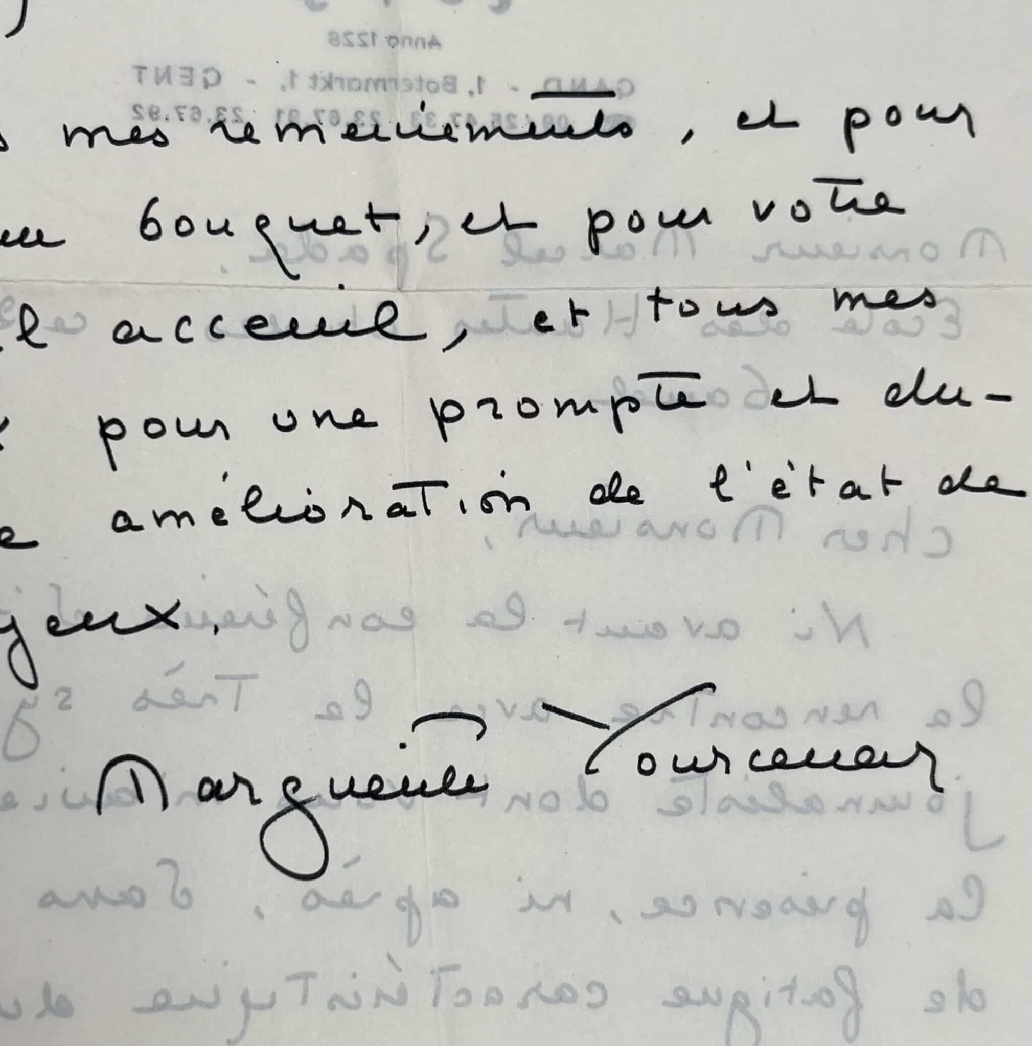 Marguerite Yourcenar accueillie par des roses « comme les braises ardentes d’un brasero »