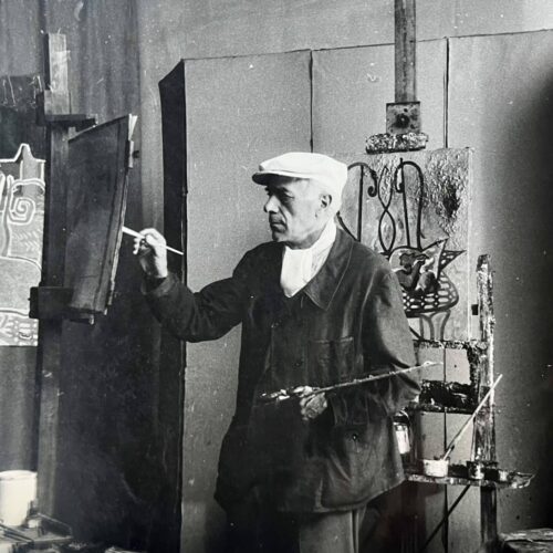 Beau portrait photographique de Georges Braque, peignant dans son atelier