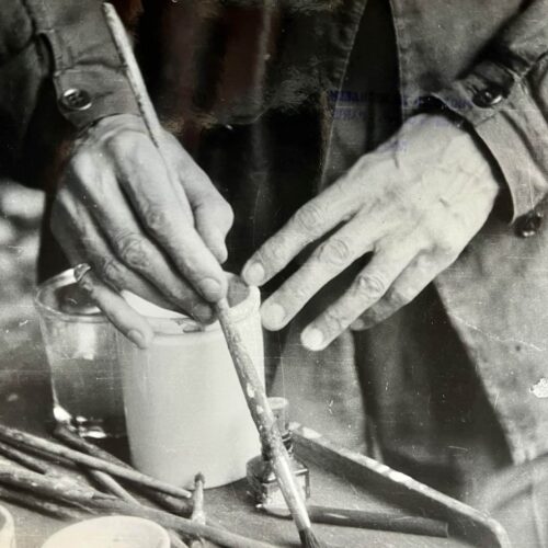 Beau cliché des mains de Georges Braque avec ses pinceaux, dans son atelier