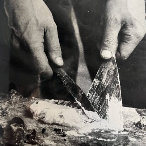 Belle photographie des mains de Nicolas de Staël au travail