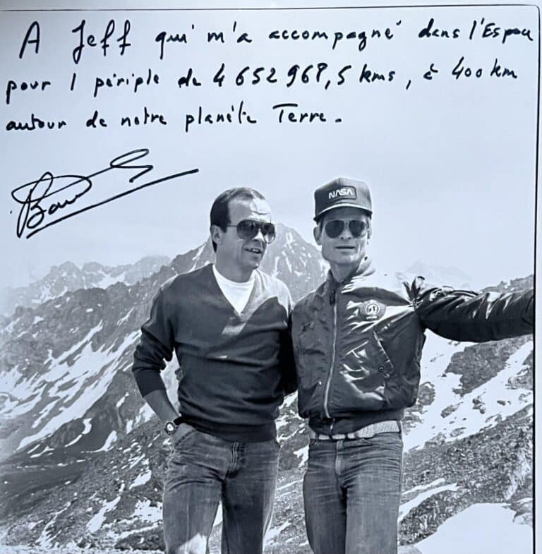 Belle photo dédicacée du spationaute Patrick Baudry à un ami qui l&rsquo;accompagna dans l&rsquo;espace