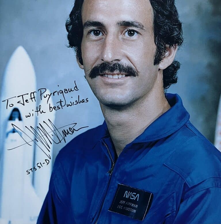 Deux portraits dédicacés de Jeffrey Hoffman, astronaute américain de la mission Discovery dont un avec son équipe