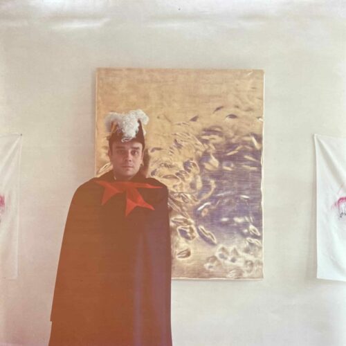Portrait d'Yves Klein vêtu en chevalier de Saint-Sébastien devant Ci-git l'Espace RP3