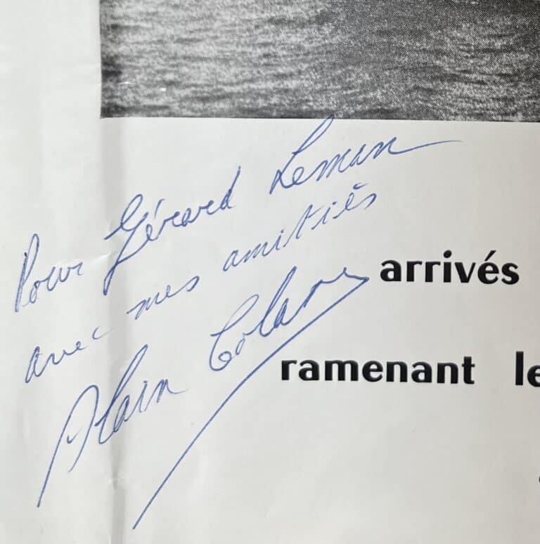 Dédicace du navigateur Alain Colas sur une affiche de Pen-Duick IV après la Transatlantique de 1972