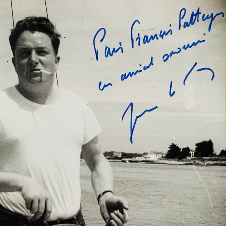 Photo dédicacée de Jean-Marie Le Pen à la barre de son voilier