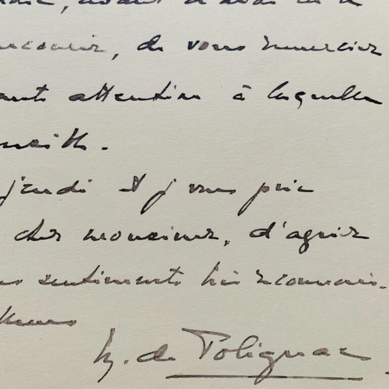 L&rsquo;initiateur des Jeux Olympiques d&rsquo;hiver, Melchior de Polignac, reçoit un livre à son domicile des Champs-Elysées