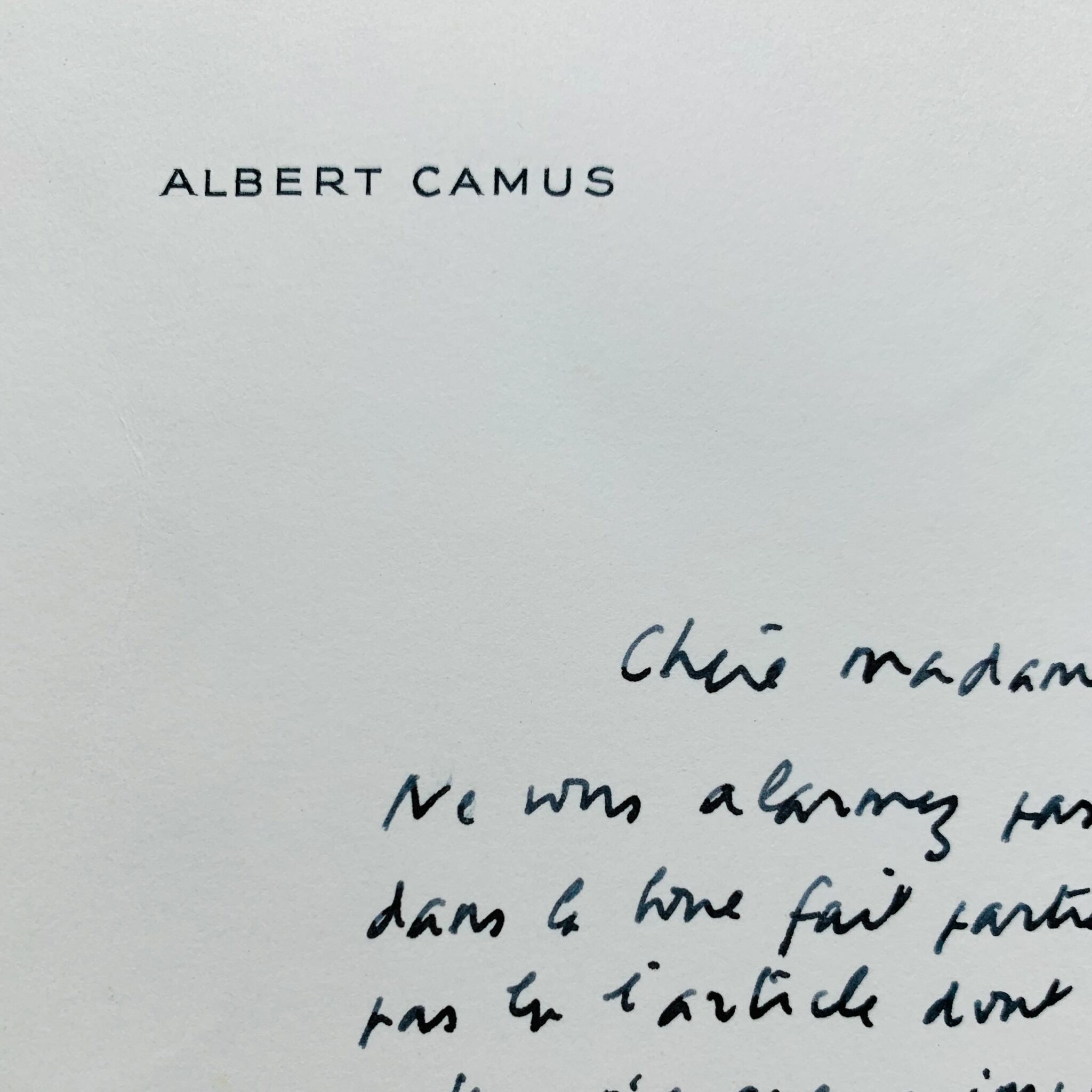 Angesichts von Kritik zieht es Albert Camus vor zu schweigen