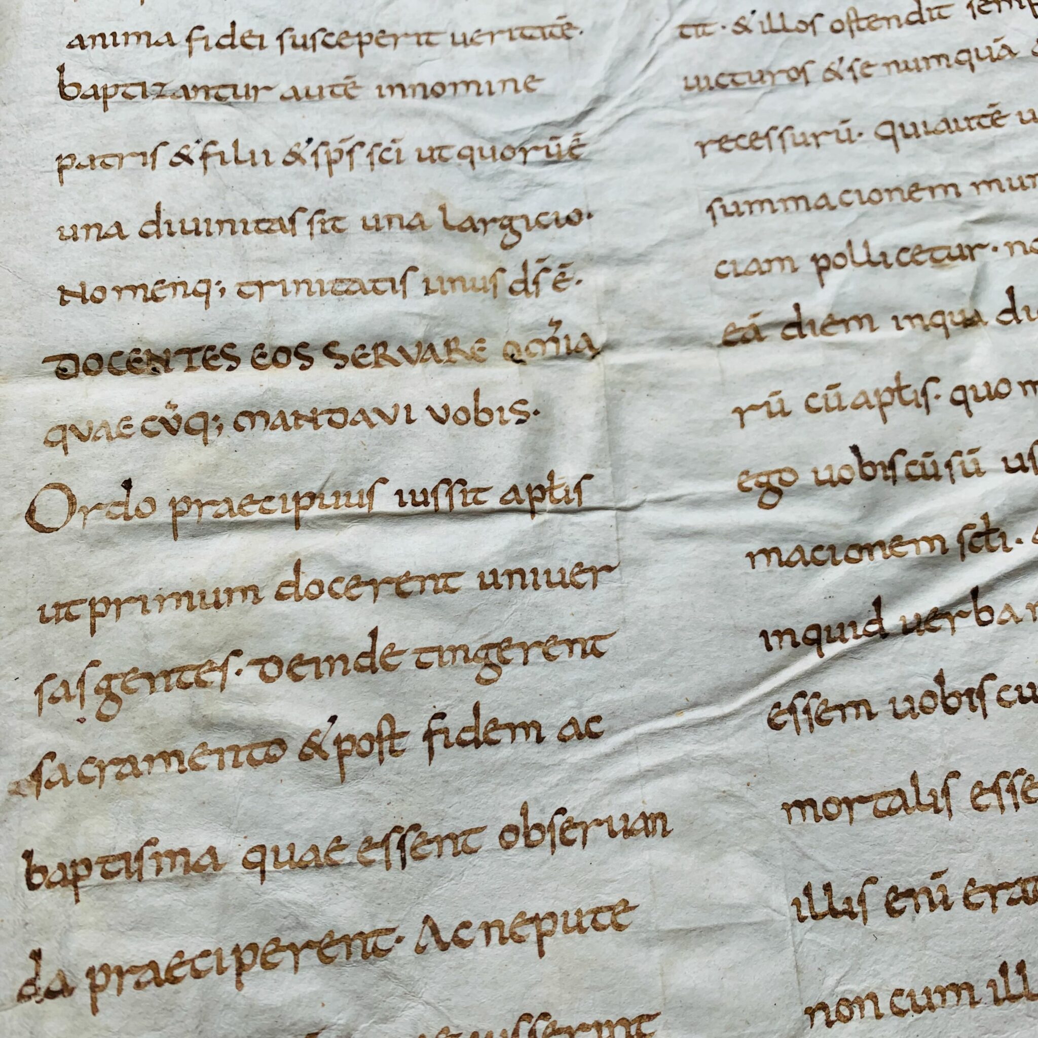 Précieux feuillet manuscrit du Xe siècle d'une homélie du moine bénédictin Raban Maur rédigé vers l'an mil