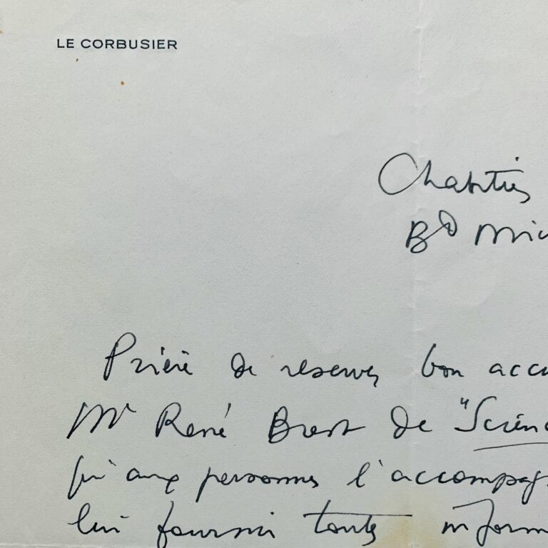 Le Corbusier fait visiter le chantier de la Cité Radieuse de Marseille