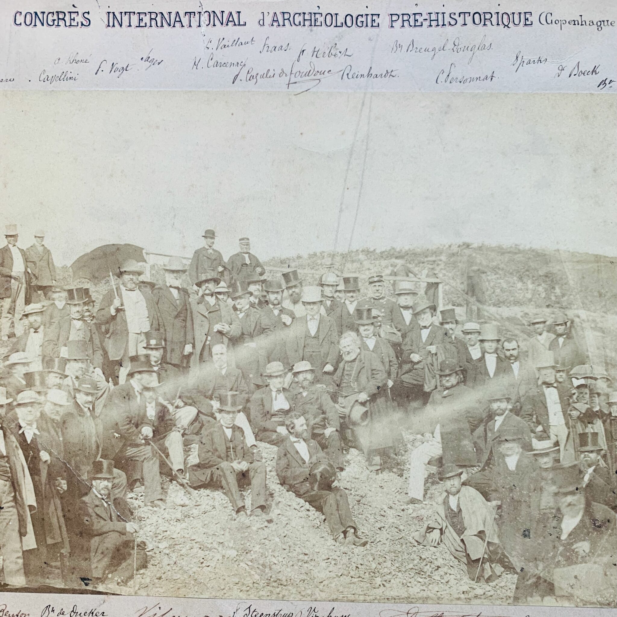 Fotografia con le firme dei partecipanti al Congresso di Preistoria di Copenaghen del 1869