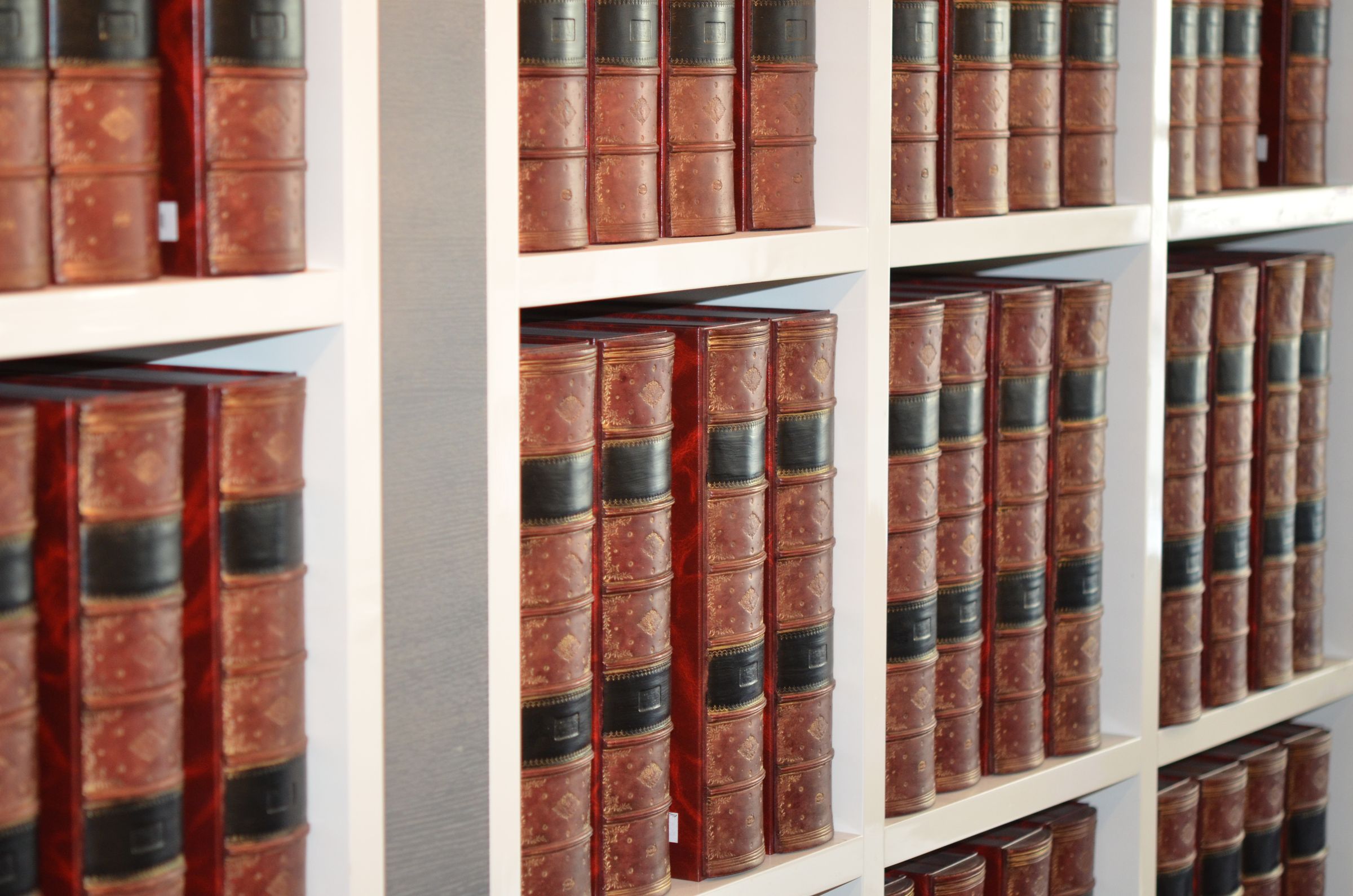 Livres anciens, reliures rouges Livres anciens aux reliures rouges sur les rayonnages