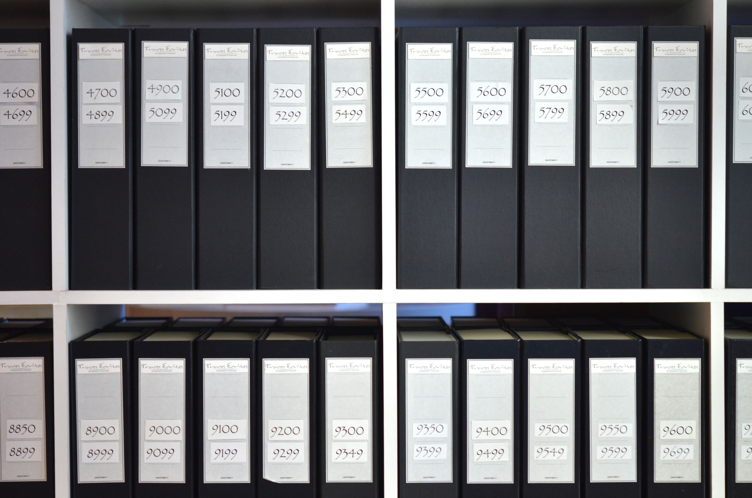 Boîtes d’archives rangées pour les autographes et manuscrits