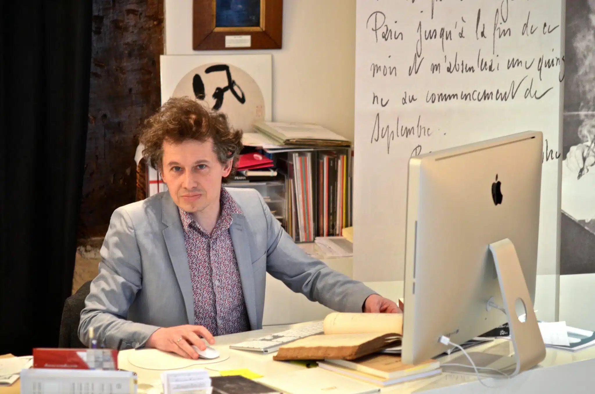 Emmanuel Lorient, expert en autographes et manuscrits, à son bureau de la librairie Traces Écrites, Paris Emmanuel Lorient, libraire expert en autographes et manuscrits, assis à son bureau à la librairie Traces Écrites à Paris