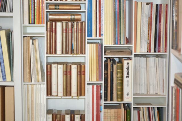 Intérieur de la librairie : étagères de livres anciens et d’autographes