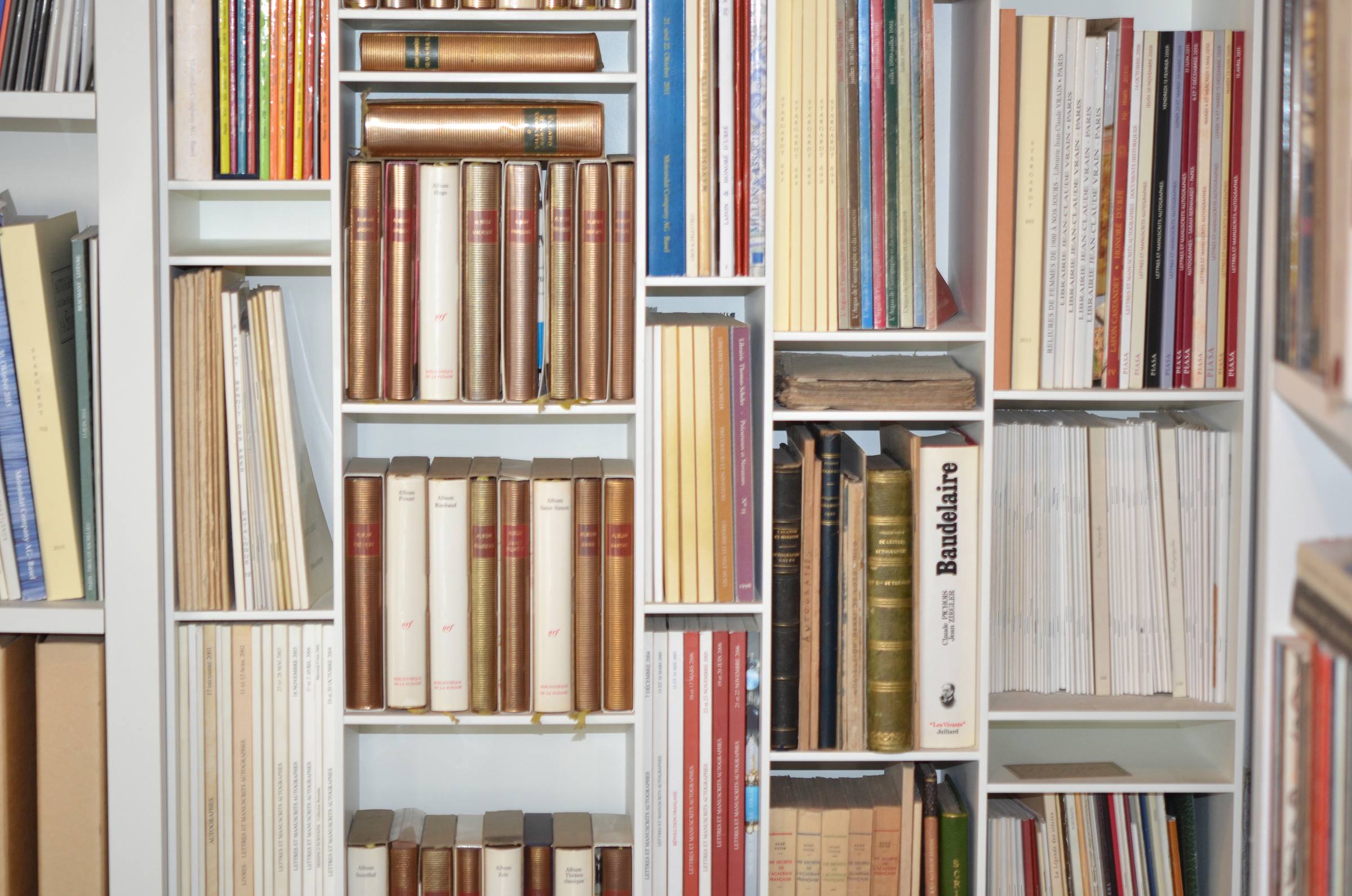 Étagères de livres anciens Intérieur de la librairie : étagères de livres anciens et d’autographes