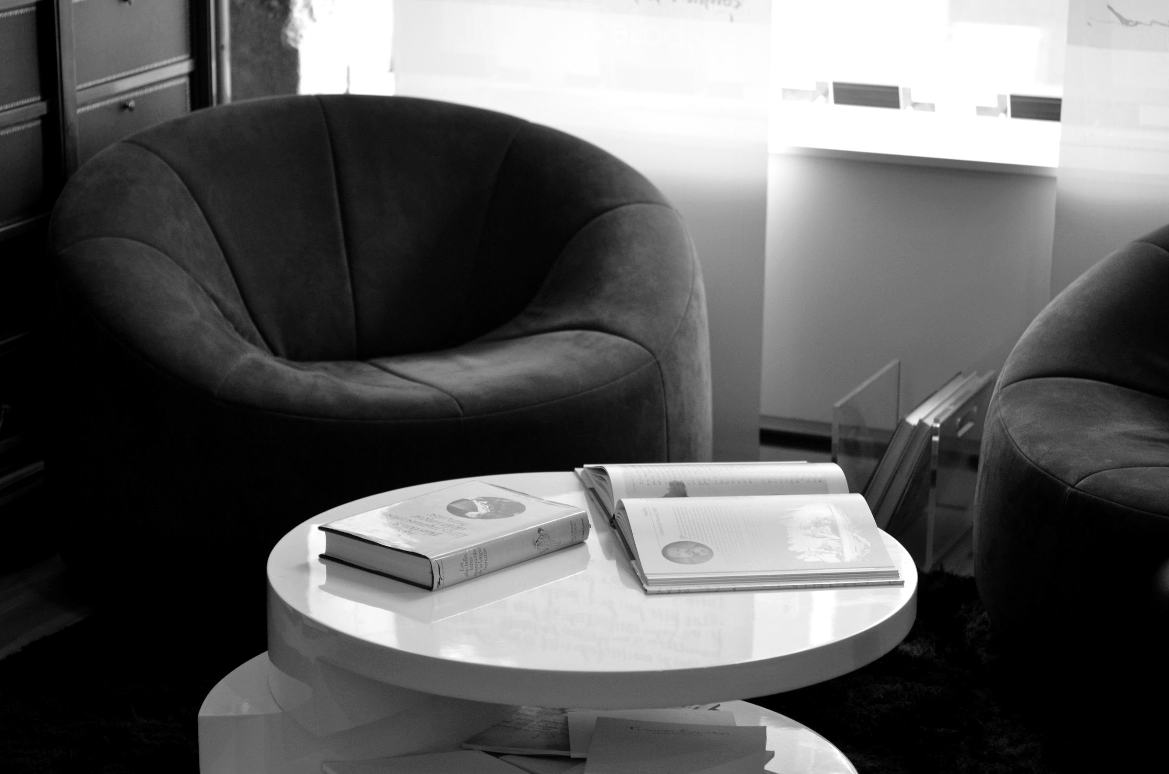 Salon de consultation des documents avec fauteuils, en noir et blanc