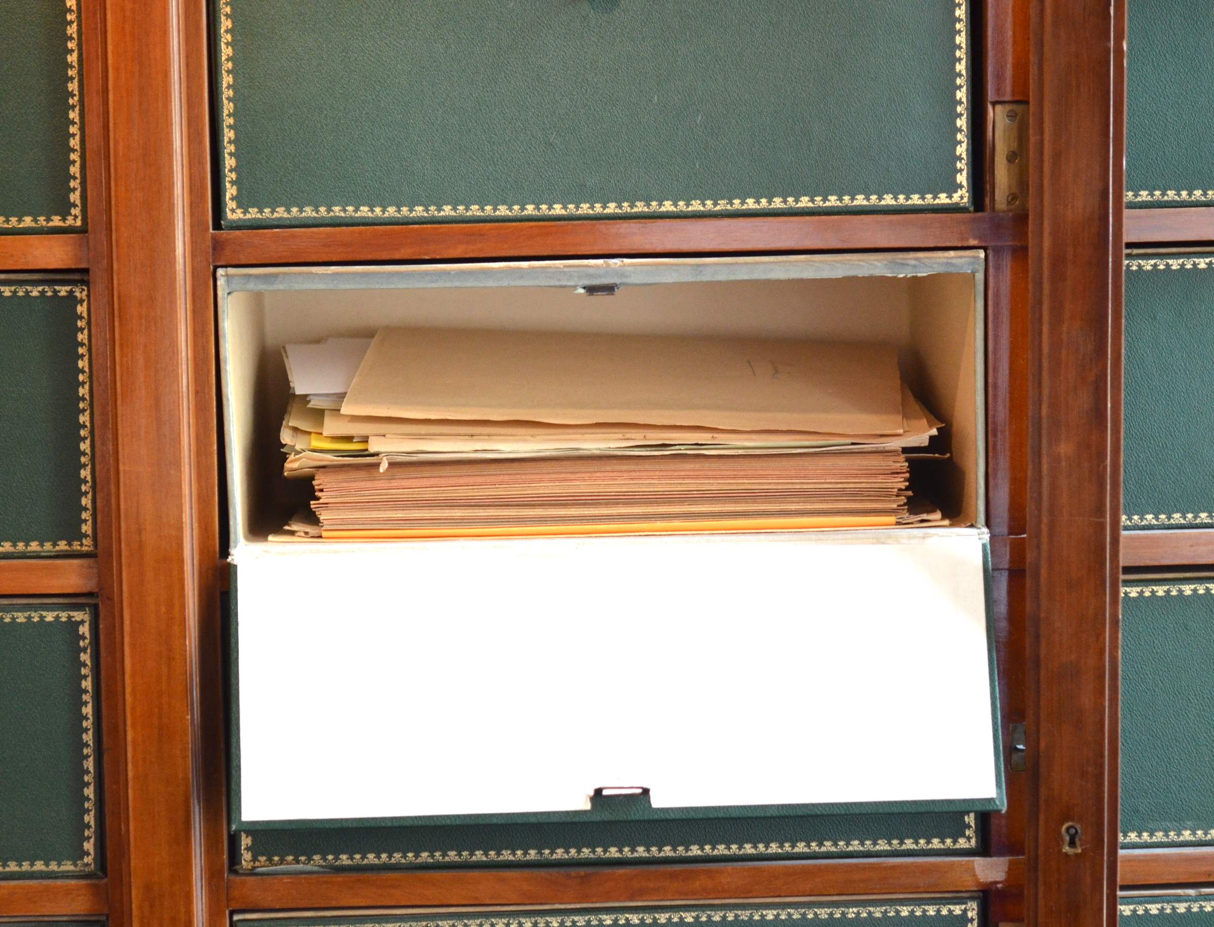 Tiroir ancien rempli de chemises de documents autographes