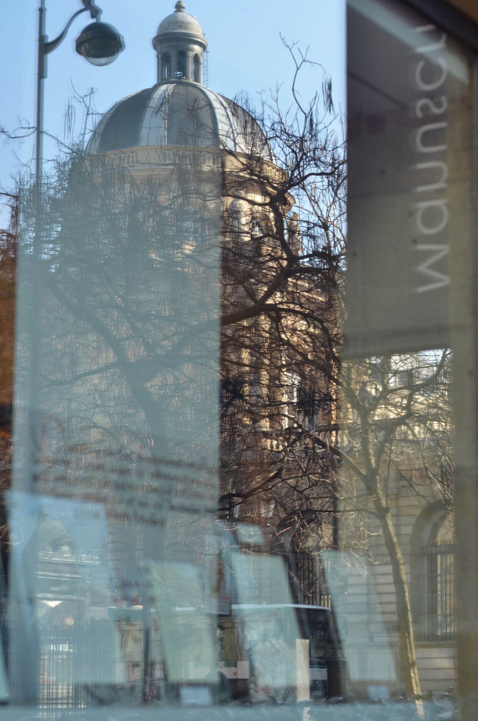 Vitrine de manuscrits, reflet du dôme Vitrine de manuscrits où se reflète le dôme du Palais du Luxembourg
