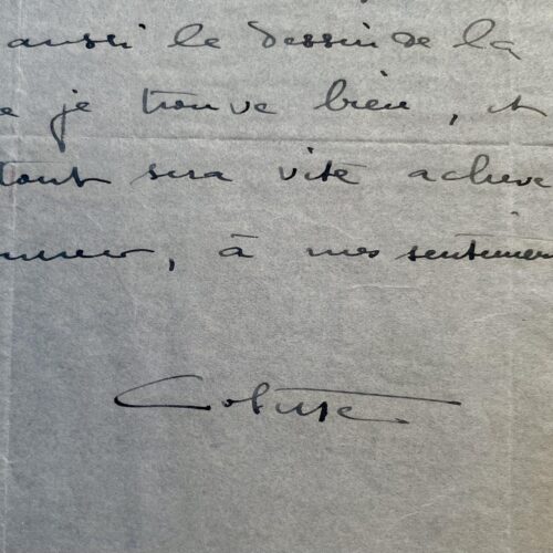 Colette valide le dessin d'une nouvelle cheminée