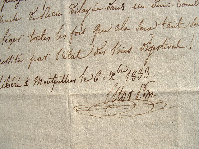 Eugène Estor rédige une consultation médicale.