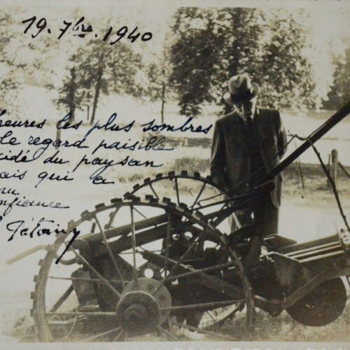 Le Maréchal Pétain rend hommage aux paysans français