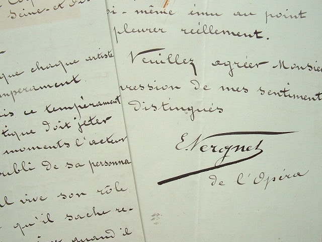 Le ténor Edmond Vergnet ému aux larmes sur scène.