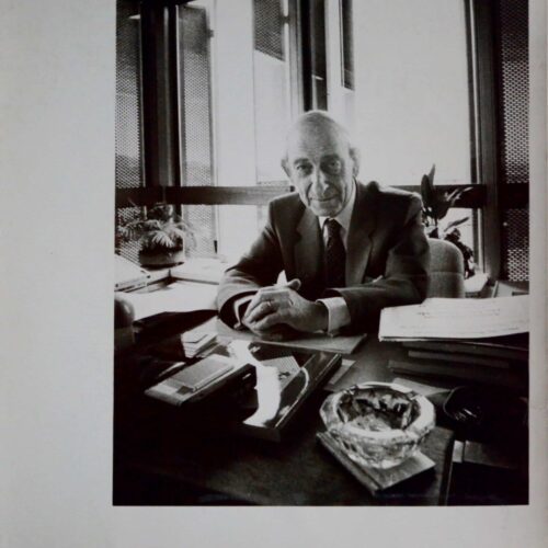 Beau portrait de Raymond Aron, assis à son bureau, par Bruno de Monès – vue 2