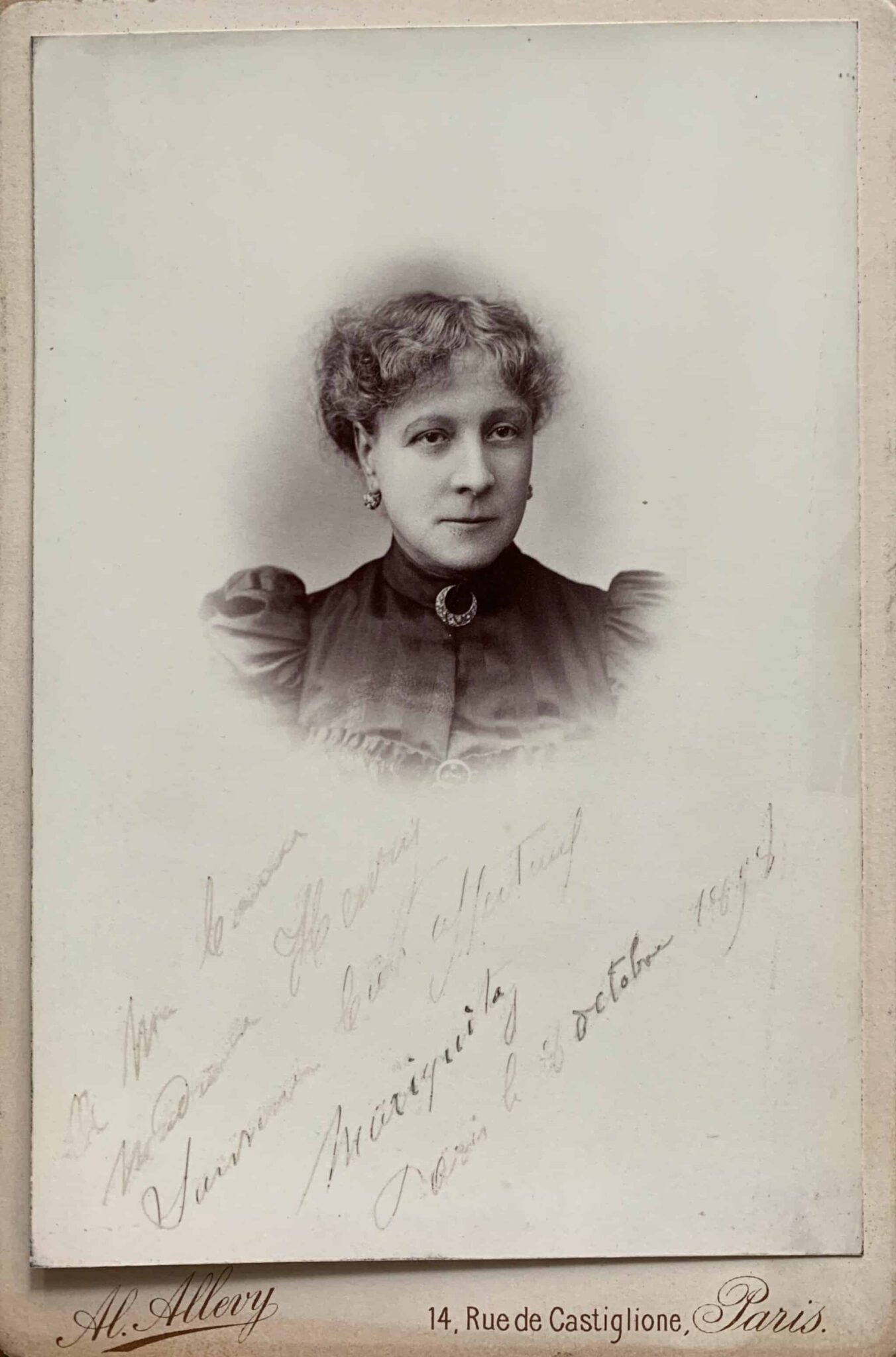 Photographie dédicacée de la danseuse et chorégraphe Mariquita – vue 2 Photographie dédicacée de la danseuse et chorégraphe Mariquita – vue 2
