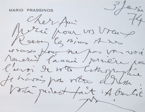 Mario Prassinos reçoit une lithographie.