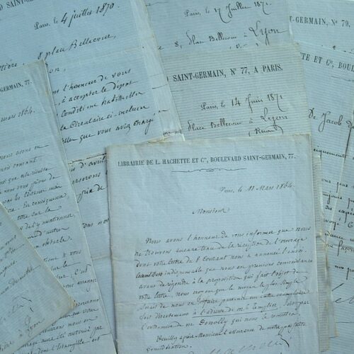 Louis Hachette propose la vente des livres dans les gares.