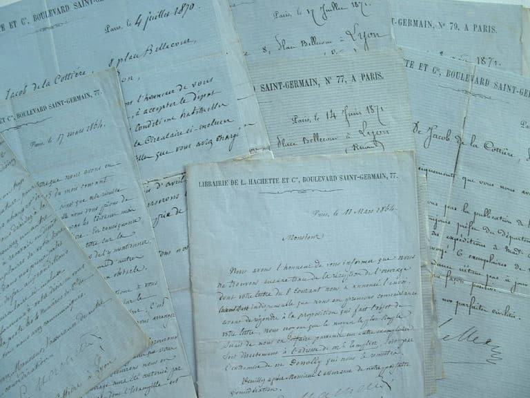 Louis Hachette propose la vente des livres dans les gares.