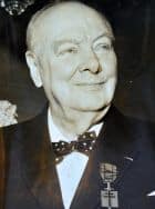 Winston Churchill décoré de la croix de la Libération.