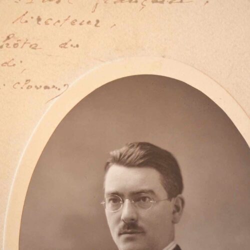 Portrait dédicacé du critique monarchiste Henri Clouard.