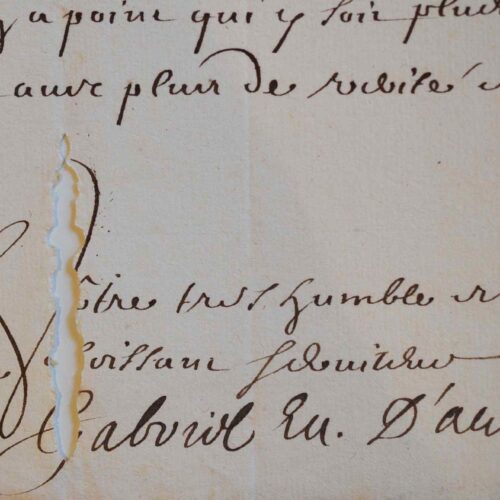 L'évêque d'Autun, Gabriel de Roquette, témoigne sa désapprobation.